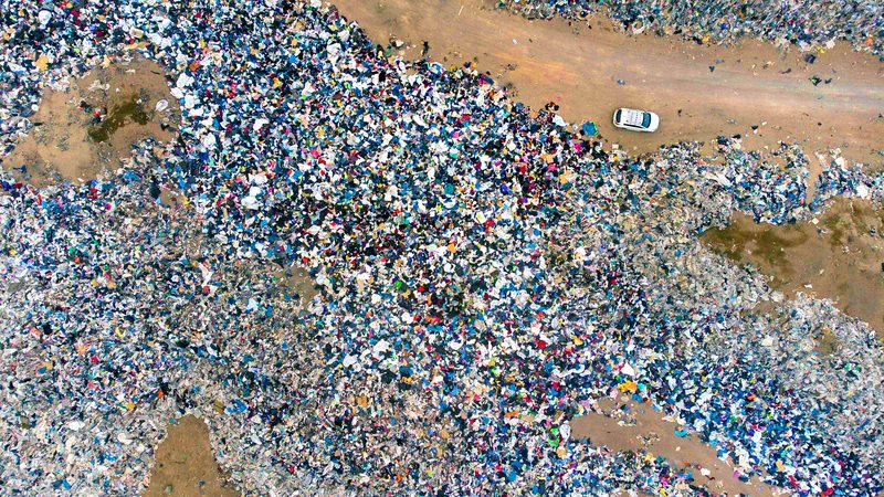 El desierto se ha convertido en un botadero de ropa del mundo entero