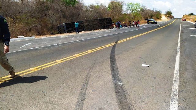 Ônibus que saiu de Brasília com destino a Parnaíba tomba na BR 135 e deixa mortos e feridos