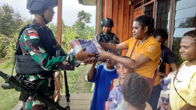 Teror KST Menimbulkan Gelombang Pengungsian, Satgas Yonif 310/KK Bagikan Selimut