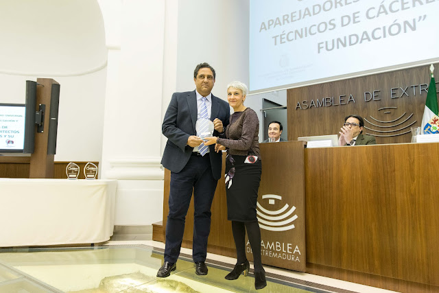 Hace entrega del premio: Doña María Ángeles López Amado, Directora General de Arquitectura  Recoge el premio: Don Diego Alfonso Salas Collazos, Presidente del Colegio de Aparejadores y Arquitectos Técnicos de Cáceres y su fundación