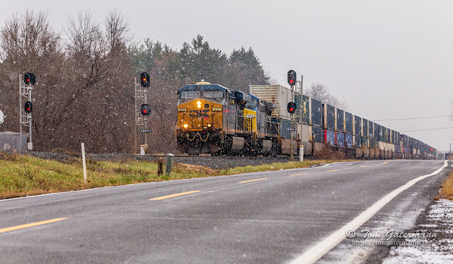 I017, with CSXT 833 and CSXT 473, rolls east on Track 2 at CP280