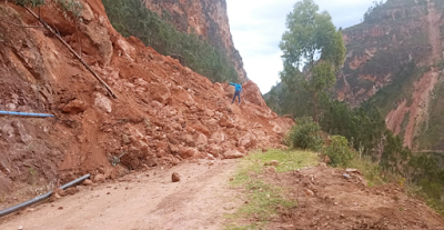 Nuevo derrumbe deja incomunicado, sin agua a Jaria y les dicen reiteren su solicitud