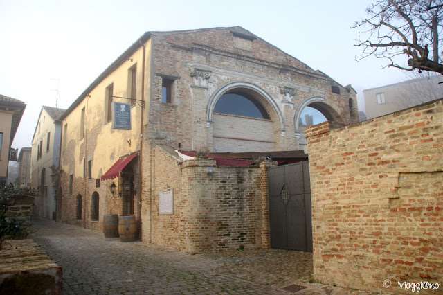 Una delle vie laterali del borgo medievale di Gradara