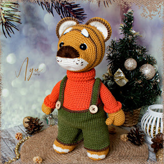 хлопковая вязаная игрушка ручной работы тигр луи в штанах handmade cotton knitted toy tiger louis in pants brinquedo de malha de algodão feito à mão tigre louis em calças