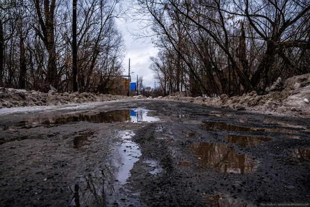 Черная дорога с лужами