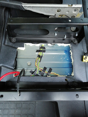 Hueco para la bateria bajo el asiento del conductor