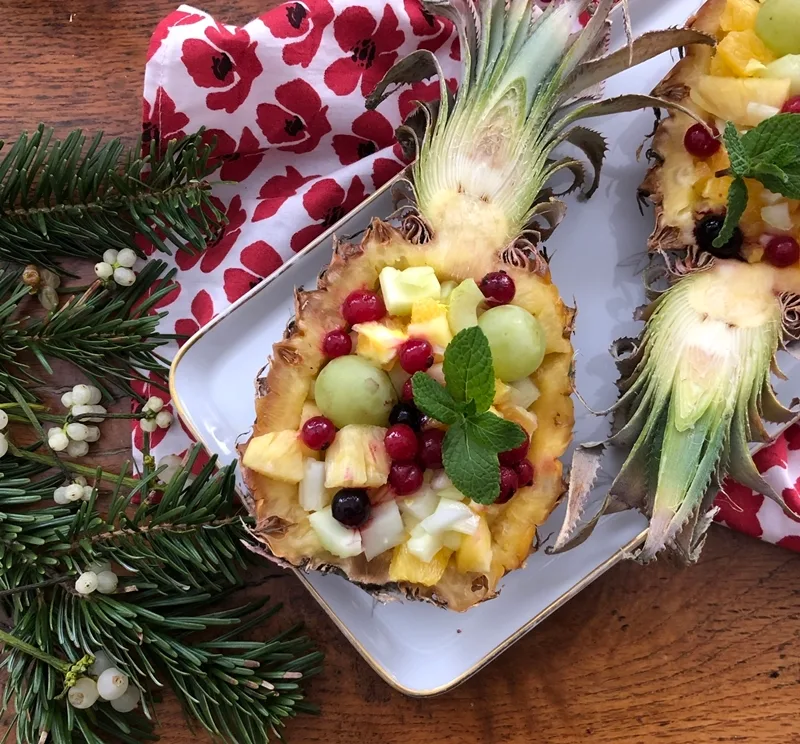 Piña rellena de fruta y apio