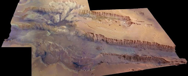 Gli astronomi rilevano riserve d'acqua segrete nel più grande canyon del sistema solare