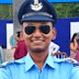 जमानिया संवाददाता सलीम मंसूरी, के दानिश बने भारतीय वायुसेना में फ्लाइंग ऑफिसर, क्षेत्र में खुशी की लहरएनडीए की परीक्षा पास कर दिखाया बुलंदी का रास्ता, सीधे फ्लाइंग ऑफिसर पद पर हुई नियुक्तिजमानिया। कोतवाली क्षेत्र के स्टेशन बाजार निवासी दानिश ने भारतीय वायुसेना में फ्लाइंग ऑफिसर के पद पर नियुक्त होकर क्षेत्र का नाम रोशन किया है। दानिश की इस बड़ी सफलता की खबर मिलते ही क्षेत्रवासियों में खुशी की लहर दौड़ गई है। परिजनों और आसपास के लोगों ने एक-दूसरे को मिठाई खिलाकर खुशी साझा की।दानिश के पिता मोहम्मद मुमताज अहमद रेलवे स्टेशन स्थित गल्ला मंडी में मोबाइल की दुकान चलाते हैं। उन्होंने अपने बेटे की पढ़ाई की नींव सेंट मेरिज स्कूल, जमानिया में रखी, जहां से दानिश ने 12वीं तक की पढ़ाई पूरी की। पढ़ाई के दौरान वह फिजिक्स, केमिस्ट्री और मैथ्स में हमेशा अव्वल रहा। दानिश ने पहले ही प्रयास में एनडीए (राष्ट्रीय रक्षा अकादमी) की परीक्षा उत्तीर्ण कर पुणे स्थित एनडीए में तीन वर्षों की कठिन प्रशिक्षण पूरी की। इसके बाद वह भारतीय वायुसेना में अधिकारी के रूप में शामिल हुआ। प्रशिक्षण के दौरान उसने फ्लाइंग ब्रांच की विशेष परीक्षा पास की, जिसके बाद फ्लाइंग ऑफिसर के रूप में उसका चयन हुआ। बताते चलें कि फ्लाइंग ऑफिसर की नियुक्ति सीधे परीक्षा के माध्यम से होती है, जो भारतीय वायुसेना की सबसे चुनौतीपूर्ण और प्रतिष्ठित परीक्षाओं में से एक मानी जाती है। दानिश की इस उपलब्धि से न केवल उनके परिवार, बल्कि पूरे क्षेत्र में गर्व और प्रेरणा का माहौल बना है। स्थानीय लोगों ने दानिश की सफलता को नई पीढ़ी के लिए मिसाल बताते हुए कहा कि संघर्ष, लगन और मेहनत से किसी भी लक्ष्य को प्राप्त किया जा सकता है। 