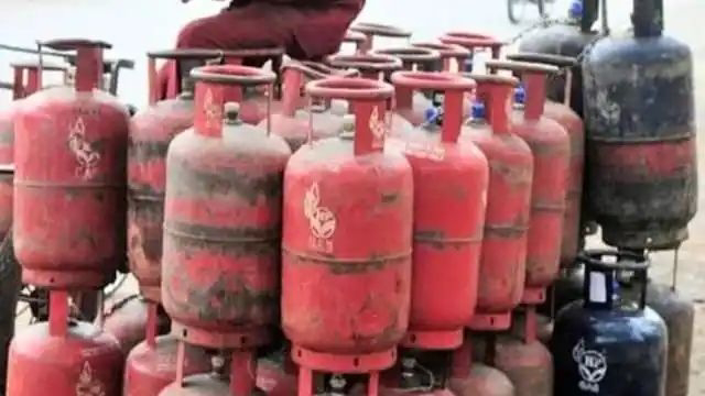 LPG Price 1 May:एलपीजी सिलेंडर हुआ सस्ता,जानें कितने रुपए है आज की कीमत