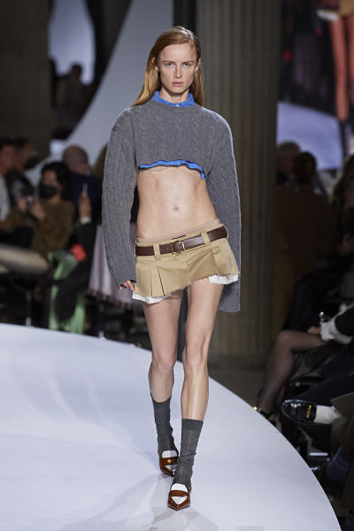 Tendencia de moda mujer 2022 minifaldas