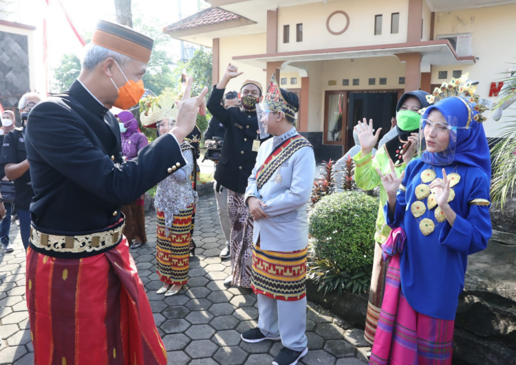 Peringati Hari Guru, Ganjar Minta Bupati/Wali Kota Upayakan Gaji Guru Honorer Minimal UMK