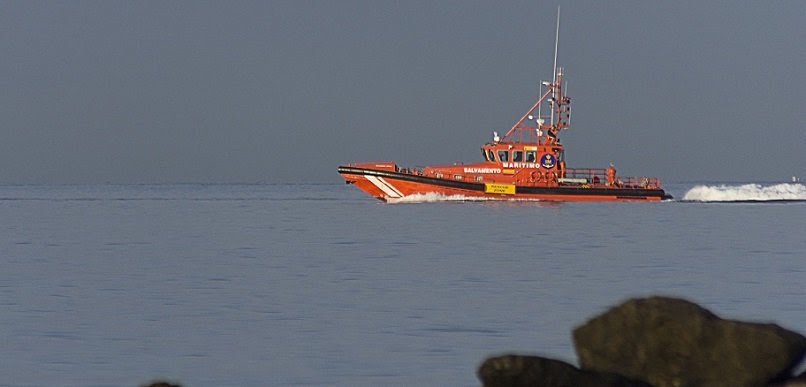 Tres cadáveres y 16 rescatados tras el naufragio de dos pateras a 15 millas de Cabo de Gata