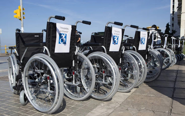 Με αφορμή την Παγκόσμια Ημέρα για τα Δικαιώματα των Ατόμων με Αναπηρία, ορισμένη στις 3 του Δεκεμβρίου κάθε έτους, η Εθνική Συνομοσπονδία Ατόμων με Αναπηρία (ΕΣΑμεΑ) παρουσίασε έρευνα η οποία διεξήχθη σε συνεργασία με την εταιρεία δημοσκοπήσεων G.P.O. σχετικά με τις «Στάσεις και τις Αντιλήψεις για την Αναπηρία στην Ελλάδα και τα Δικαιώματα των Ατόμων με Αναπηρία, Χρόνιες Παθήσεις και των Οικογενειών τους», η οποία πραγματοποιήθηκε από τις 14 έως τις 21 Νοεμβρίου 2021 σε δείγμα 1.203 νοικοκυριών σε όλες τις περιφέρειες της χώρας και τα αποτελέσματά της σκιαγραφούν μια μάλλον μελανή εικόνα για την καθημερινότητα των πολιτών με αναπηρία, παρά τις καλές προθέσεις που διαφαίνονται εκ μέρους του κοινωνικού συνόλου, σύμφωνα με τις απαντήσεις στην έρευνα.