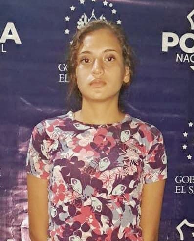 El Salvador: Capturan a alias "La Libélula”, distribuidora de drogas de la MS13, fue detenida con $2,800 dólares en efectivo