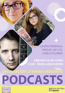 Cartel promocional de la charla. El fondo es color morado pastel. En la parte superior izquierda están las imágenes de los tres ponentes recortadas en forma de rombo con las esquinas redondeadas. Están dispuestas primero la foto de Carla Plumed, en el centro Laura Tárraga y por último Miguel de Lys. En la parte inferior, en color amarillo pastel pone "Divulgación literaria mediante" y en color morado oscuro "Podcasts". En color blanco está escrita la información: Sábado 04 de junio a las 13:00 en el pabellón europa". Para terminar de decorar el cartel hay una serie de círculos, líneas y formas abstractas en color blanco.