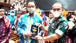 Kolonel Irman Putra Serahkan Buku Disertasi Ilmu Hukum Kepada Gub DKI Jakarta