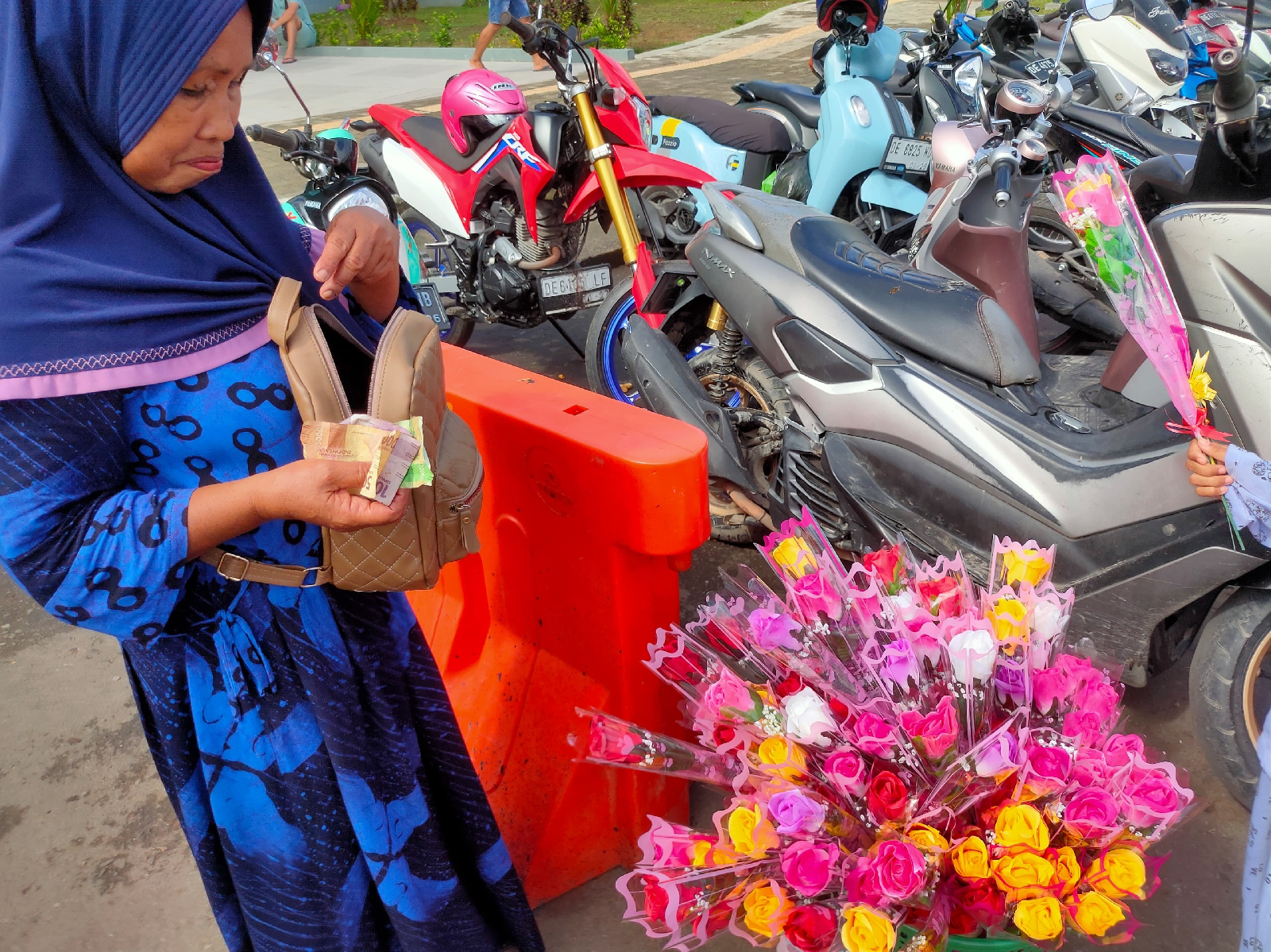 Penjual Bunga Bersiap Sambut Hardiknas di Kota Ambon