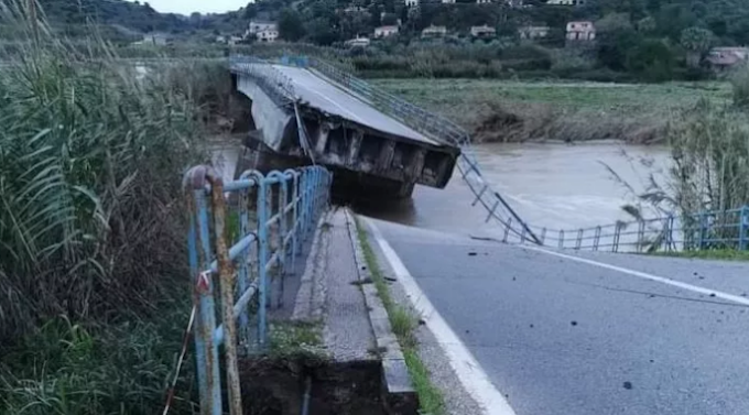 Maltempo: crolla ponte nel Trapanese