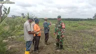 Peduli Petani, Babinsa Koramil 404-01/Gelumbang Serda Mujiharto Komsos Dengan Petani Jagung.