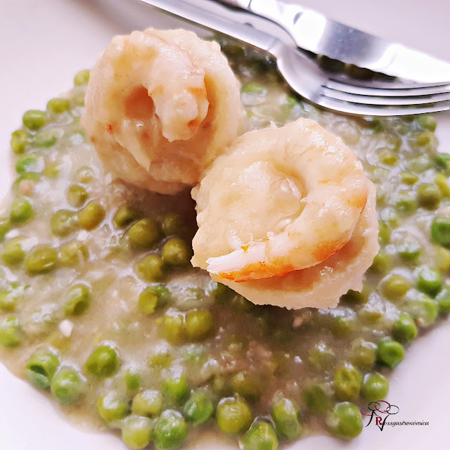 Rolls de merluza rellenos de chatka y guisantes