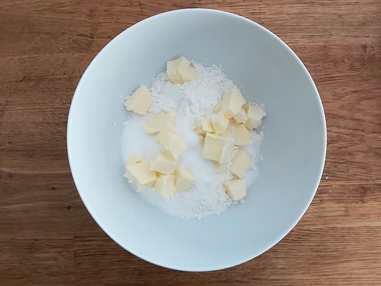 Ingrédients secs et beurre pour pâte sablée
