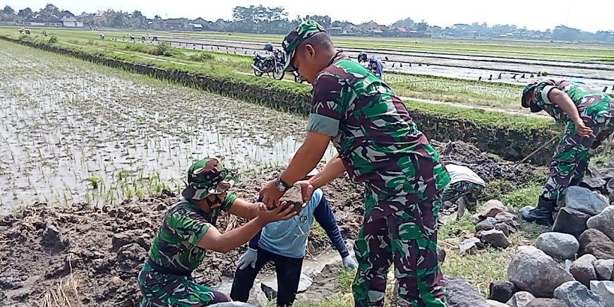Kekompakan TNI Dengan Rakyat Saat TMMD Reguler 113