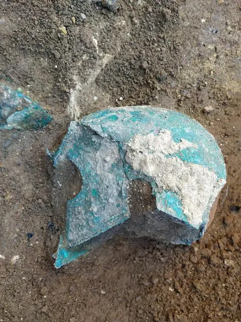 Βέλια, ένα από τα χάλκινα κράνη που βρέθηκαν, το απεικονιζόμενο είναι Χαλκιδικού τύπου. [Credit:Αρχαιολογικό Πάρκο Paestum-Velia]