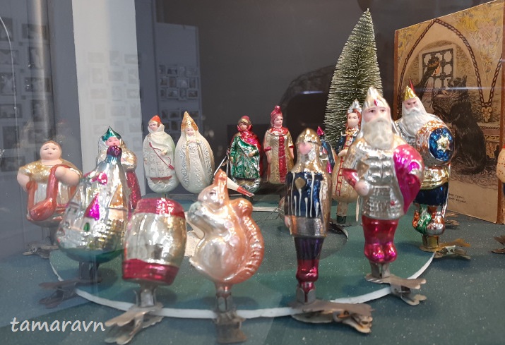 Выставка старинных ёлочных игрушек "Новогоднее волшебство"