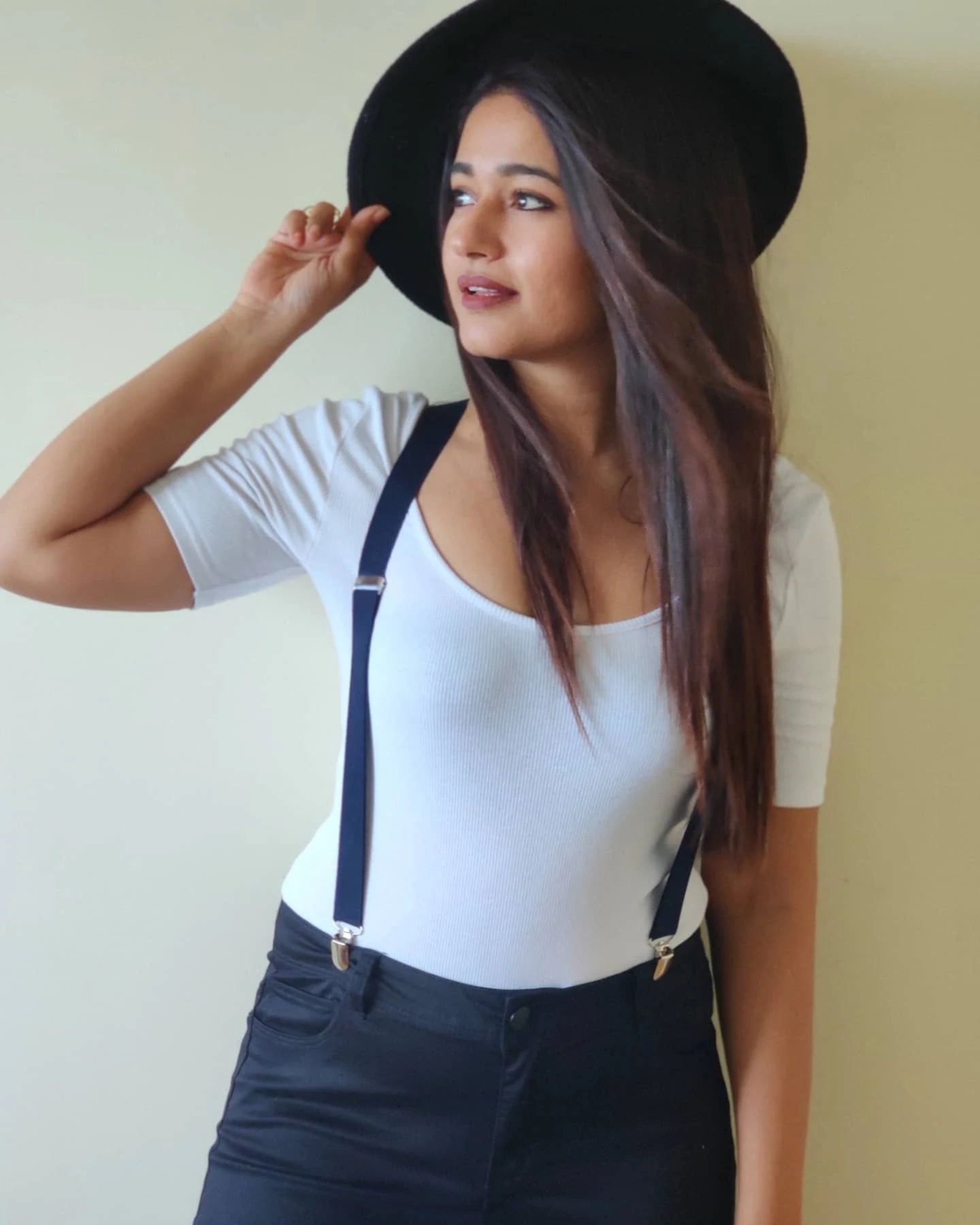 Poonam Bajwa hot and sexy looks | Poonam Bajwa hot latest pictures