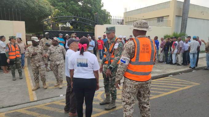 Cientos en Dajabón acuden a los centros de votación; Policía Militar Electoral mantiene seguridad