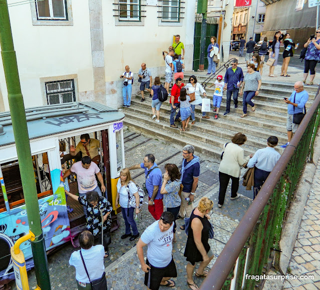 Chegada do Elevador da Glória ao Bairro Alto, Lisboa