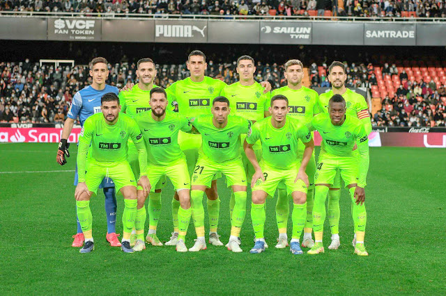 ELCHE C. F. Temporada 2021-22. Edgar Badía, Lucas Pérez, Enzo Roco, Diego González, Lucas Boyé, Fidel. Barragán, Tete Morente, Omar Mascarell, Iván Marcone, Palacios. VALENCIA C. F. 2 ELCHE C. F. 1 Sábado 11/12/2021, 18:30 horas. Campeonato de Liga de 1ª División, jornada 17. Valencia, Camp de Mestalla: 31.662 espectadores. Entrenadores: Valencia: Patricio Moreno Ruiz, por Covid positivo de José Bordalás. Elche: Francisco Rodríguez. Árbitro: Santiago Jaime Latre, Aragón. GOLES: 1-0: 23’, Gonçalo Guedes. 1-1: 75’, Lucas Boyé. 2-1: 86’, Piccini.