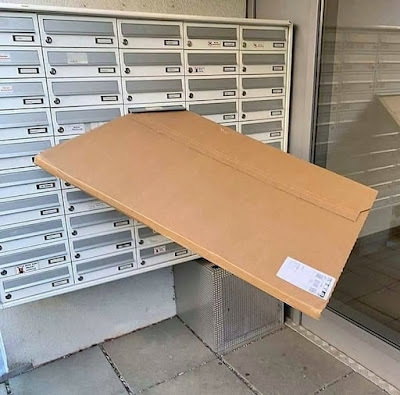 Fauler Postbote quetscht Päckchen in Briefkasten lustig
