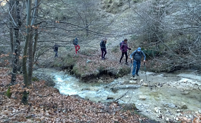 Cruzando el crecido arroyo