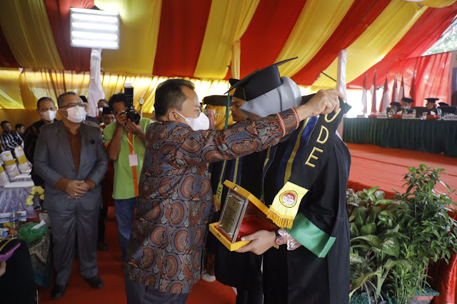 Asisten Perekonomian dan Pembangunan Menghadiri Wisuda Sarjana XXVIII  UNA Tahun 2021