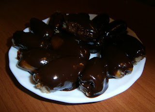 Punjene urme (Stuffed dates)