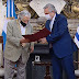 Fernández destacó "compromiso y conducta" de 'Pepe' Mujica al condecorarlo en la Casa Rosada