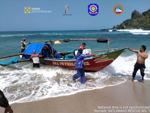 Nelayan Pantai Sadeng Selamatkan Seorang Pelajar yang Terseret Ombak