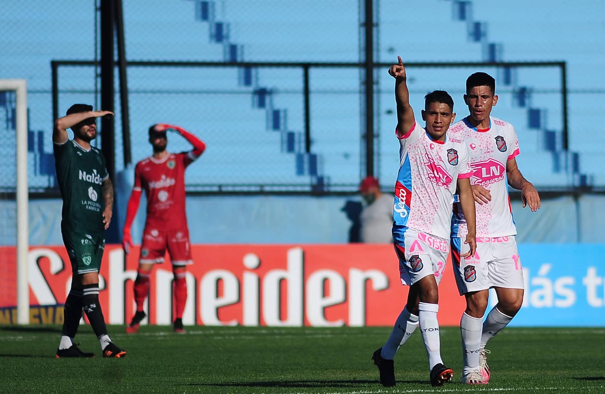 Arsenal cortó su mala racha contra Sarmiento