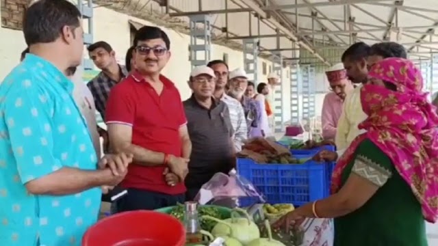 MP News: मध्यप्रदेश के इस जिले के कलेक्टर ने लगाया सब्जियों का ठेला,वजह जान हो जायेंगे हैरान