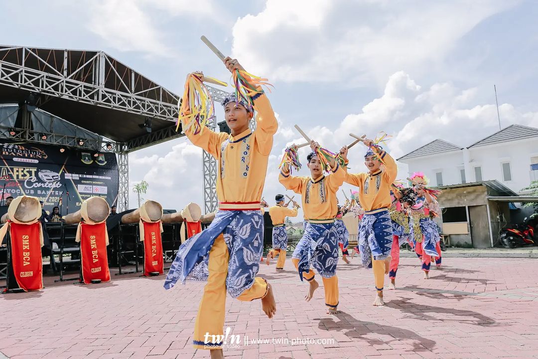 pertunjukan tari di event kontes modifikasi mobil