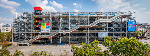 foto com visão frontal do Centro de Artes George Pompidou  