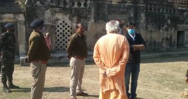 एसपी अंजनी कुमार झा ने रविवार को गरदाहा गांव का दौरा कर मूर्ति चोरी के मामले का निरीक्षण किया--KANDI