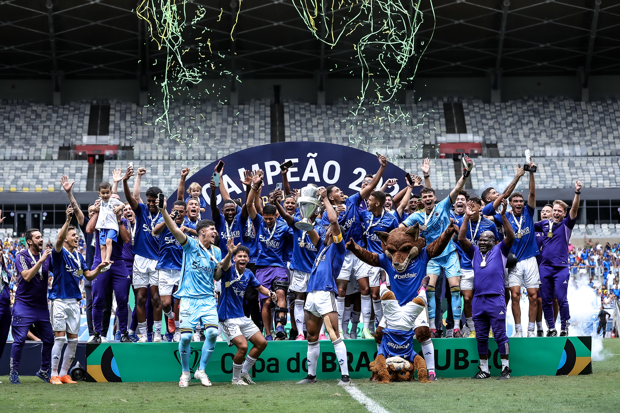 Base do Cruzeiro foi campeã da Copa do Brasil e do Campeonato Mineiro