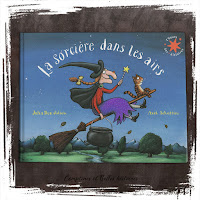 La sorcière dans les airs, de Axel Scheffler et Julia Donaldson (Editions Gallimard Jeunesse , 2016), un livre pour enfant sur les monstres et halloween, humour peur- Chronique par Comptines et Belles Histoires- Sélection de livres jeunesse pour Halloween, plein de magie, de potion, de balai qui vole et de vieilles femmes au nez crochus et chapeau percé