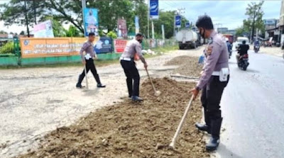 Berlubang Karena Banjir, Jalan Nasional di Aceh Utara Ditambal Polantas