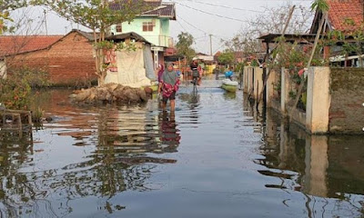 Dalam potret aktivitas warga di pekalogan saat banjir mulai surut