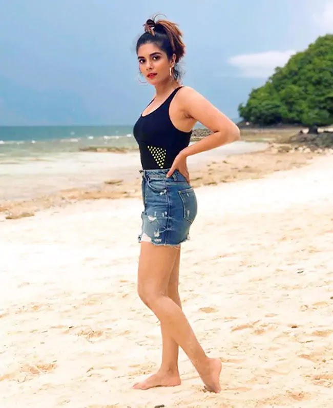 Indian Television Actress Pooja Gor Hot Sexy HD Photos Navel Queens