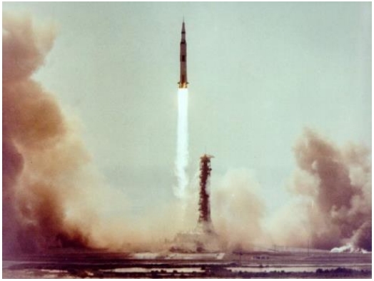 Em 16 de julho de 1969, o foguete Saturno V, com aproximadamente 3.000 toneladas de massa, foi lançado carregando a cápsula tripulada Apollo 11, que pousaria na Lua quatro dias depois.